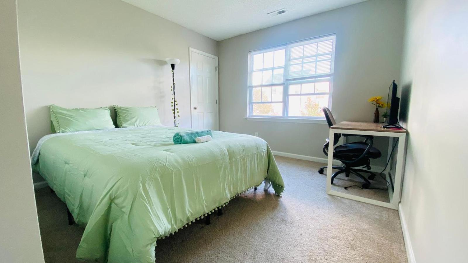 Spacious Room With Shared Bathroom Raleigh Esterno foto